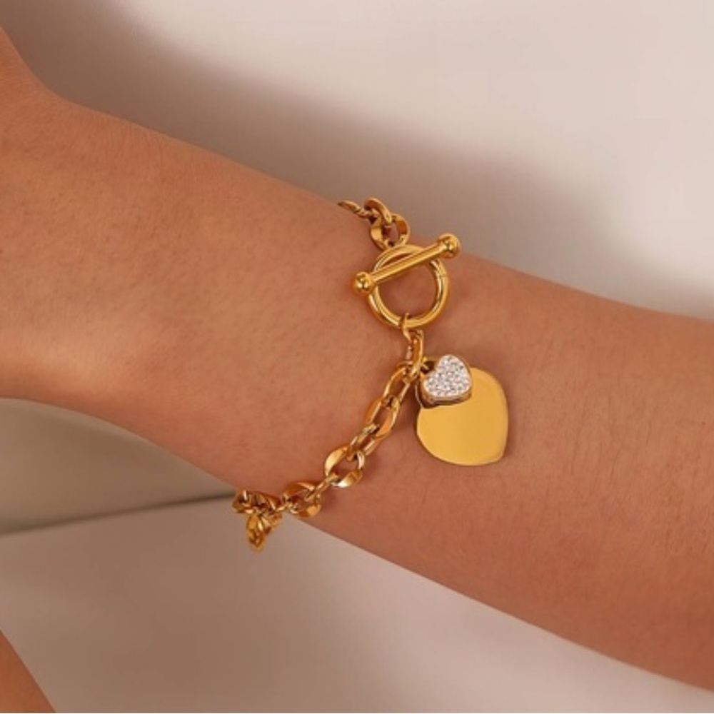 18k Gold Plated Heart Pendant Toggle Chain Bracelet - Picture 2 of 3
